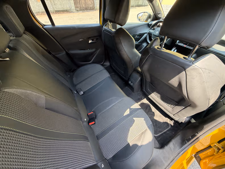 Peugeot 208 - 18