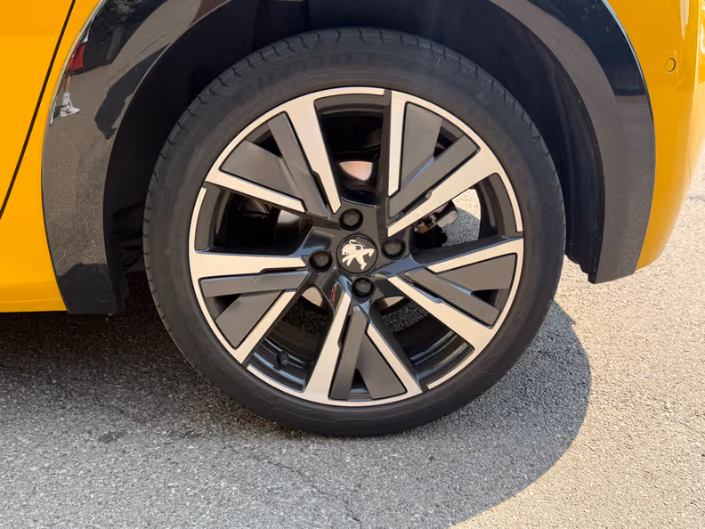 Peugeot 208 - 40