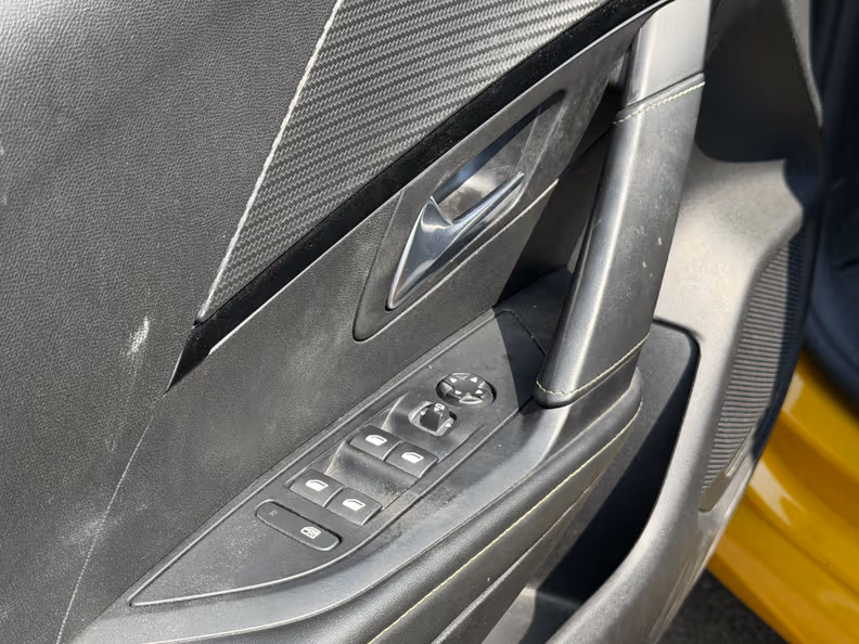 Peugeot 208 - 34