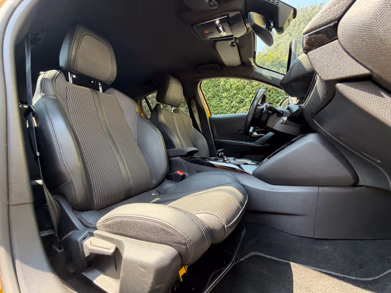 Peugeot 208 - 22