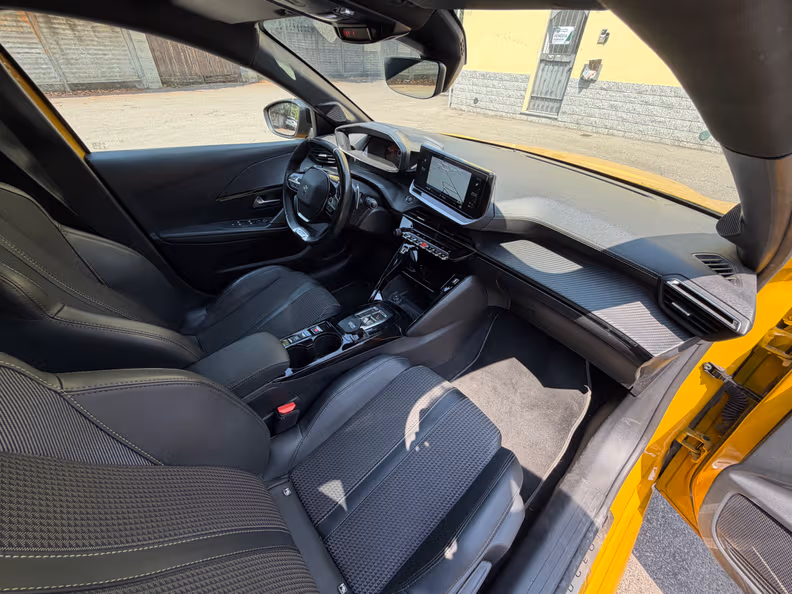 Peugeot 208 - 17