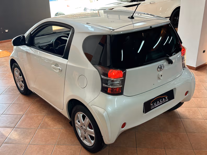Toyota iQ - 2
