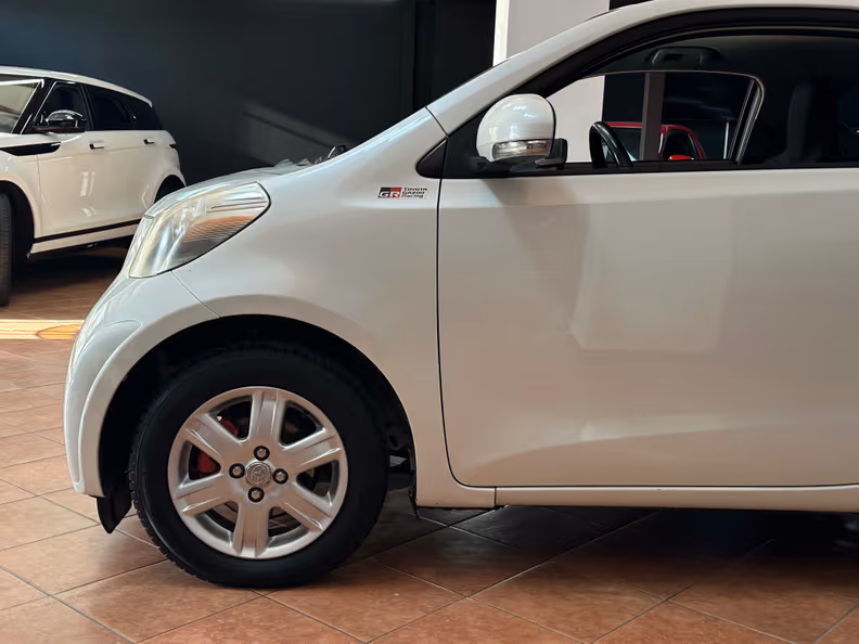 Toyota iQ - 8