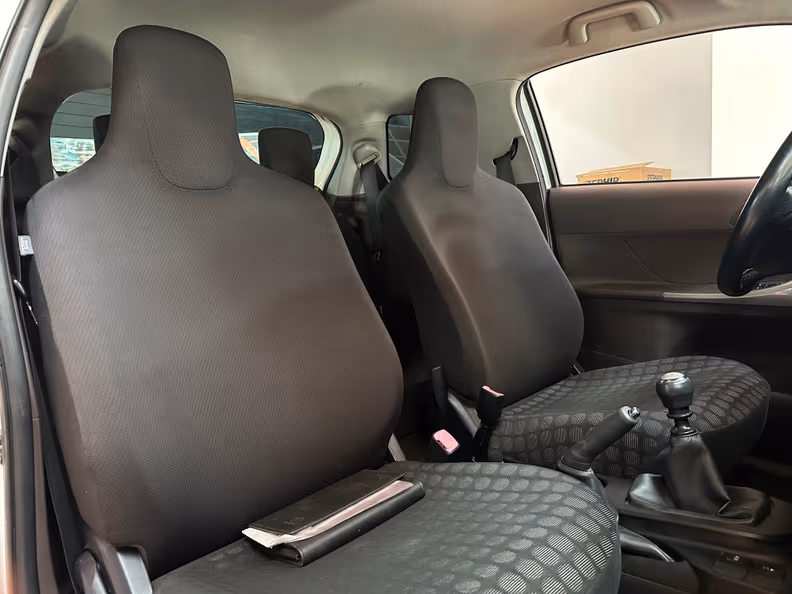 Toyota iQ - 13