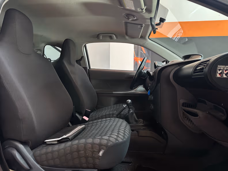 Toyota iQ - 12