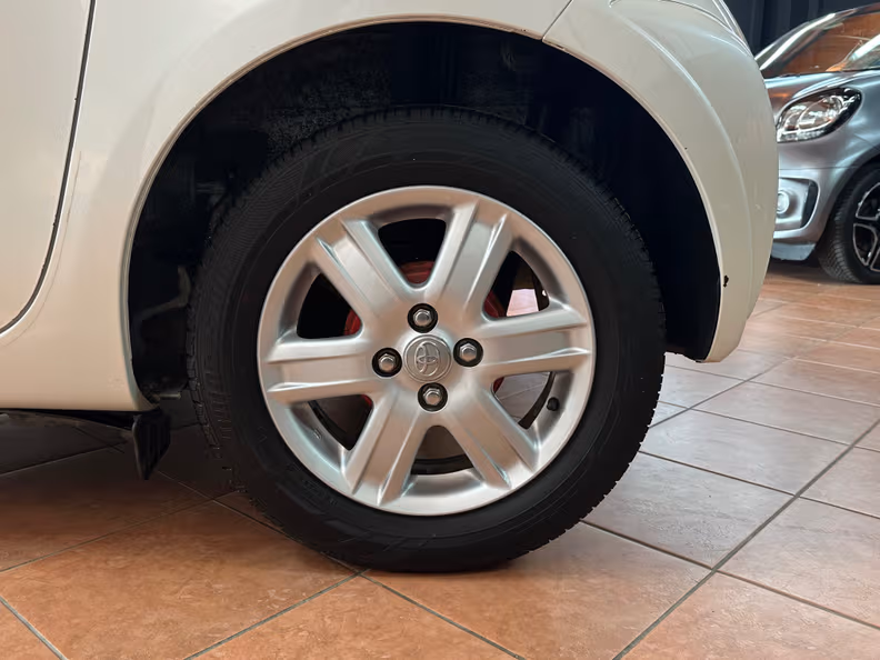 Toyota iQ - 7