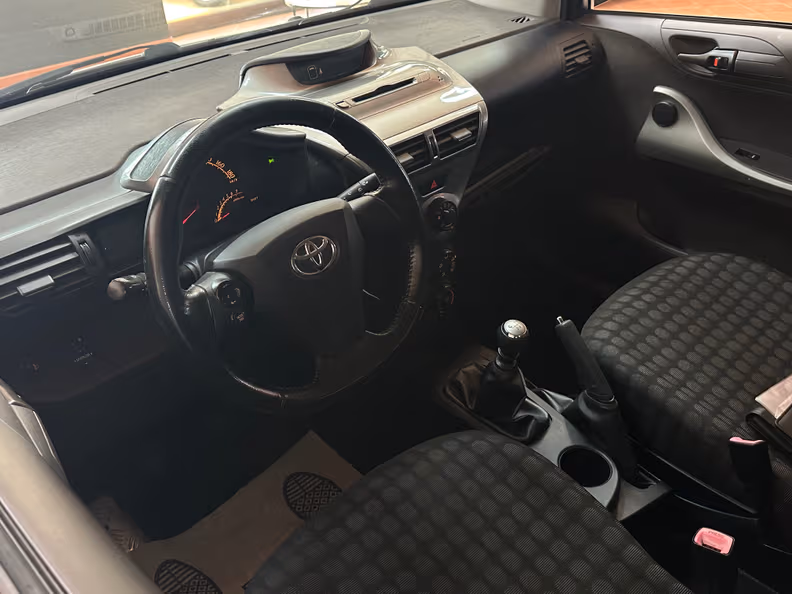 Toyota iQ - 10