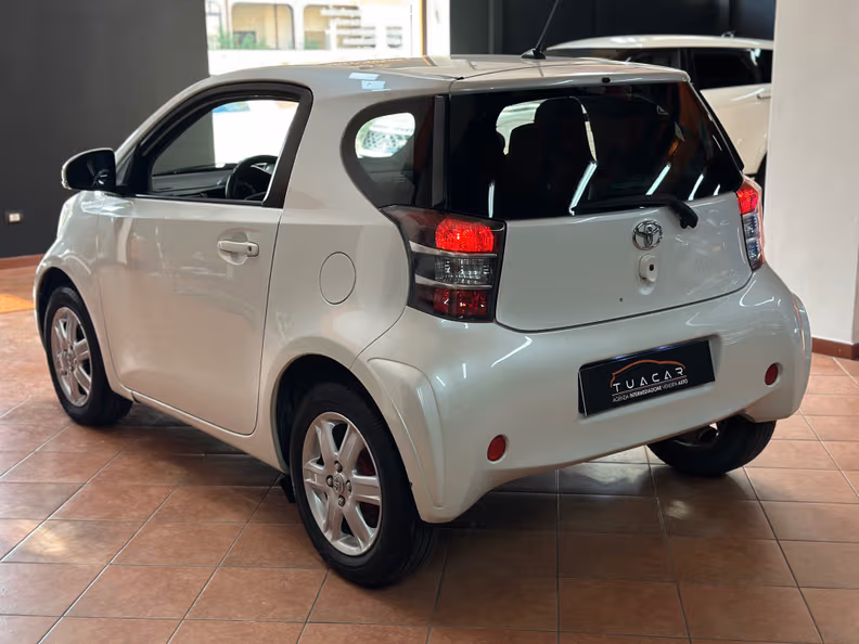 Toyota iQ - 6