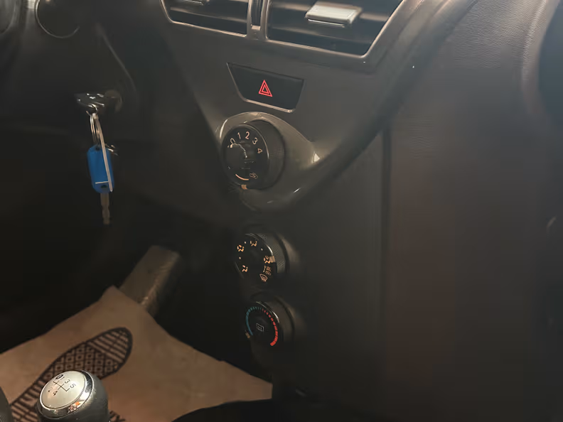 Toyota iQ - 16