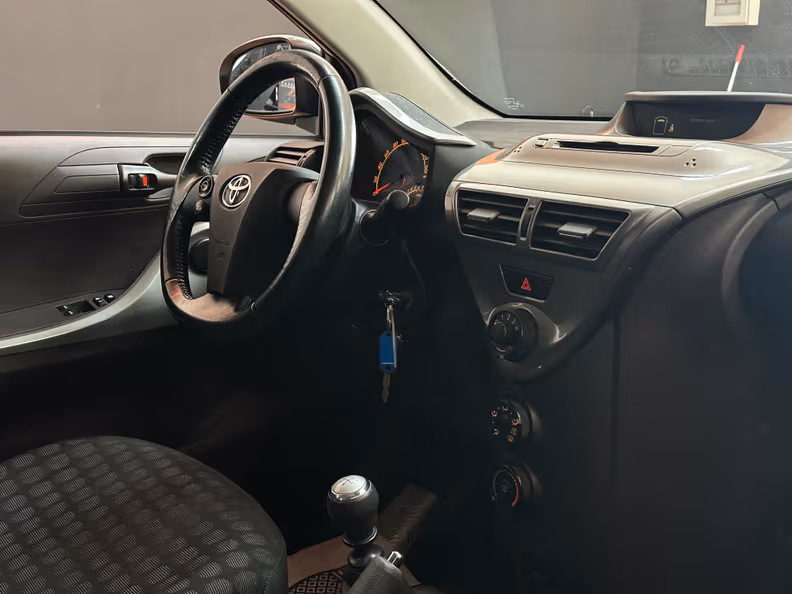 Toyota iQ - 11