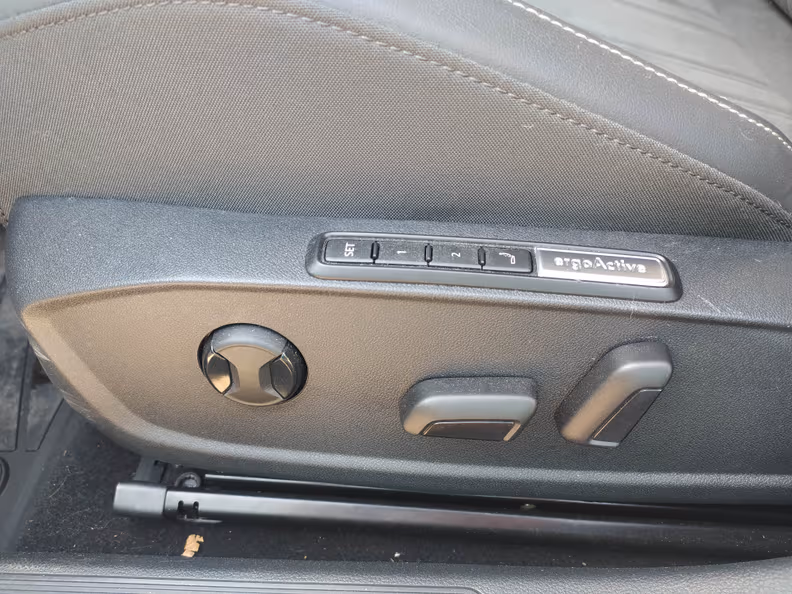 Volkswagen Golf - 34