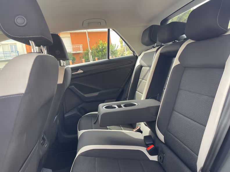 Volkswagen T-Roc - 8