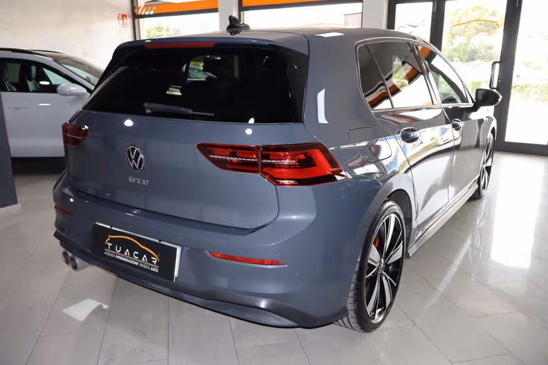 Volkswagen Golf - 6