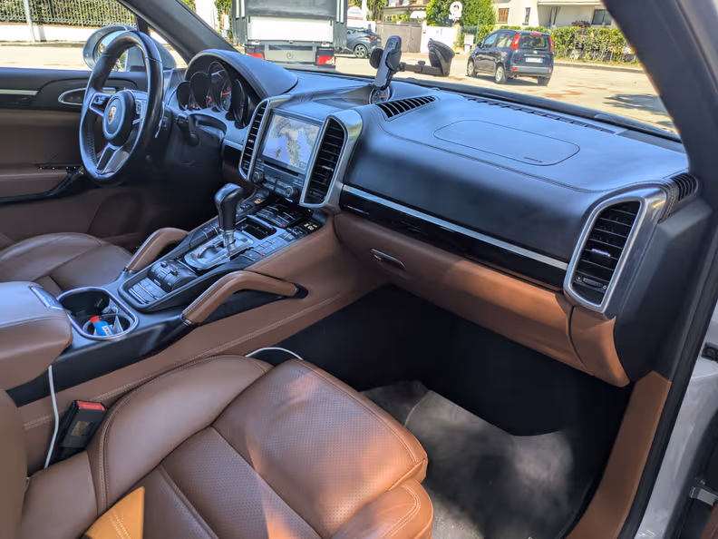 Porsche Cayenne - 33